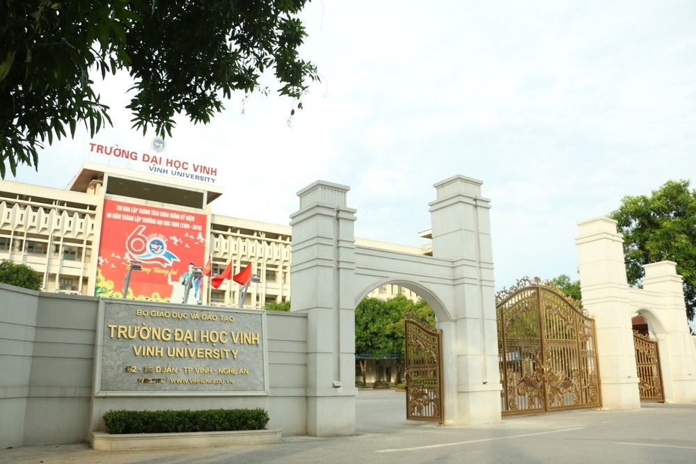 Tạm đình chỉ một cán bộ Trường Đại học Vinh vì bị tố không chuẩn mực với nữ sinh